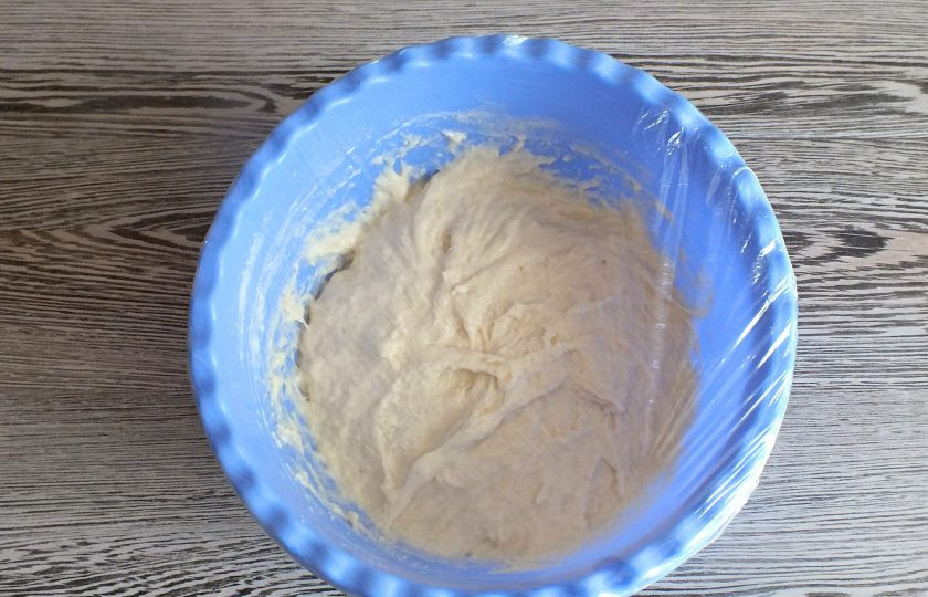 1. Этап. Булочки повышенной калорийности по ГОСТу: Затяните чашу пищевой плёнкой. Уберите в теплое, без сквозняков место на 4 часа.