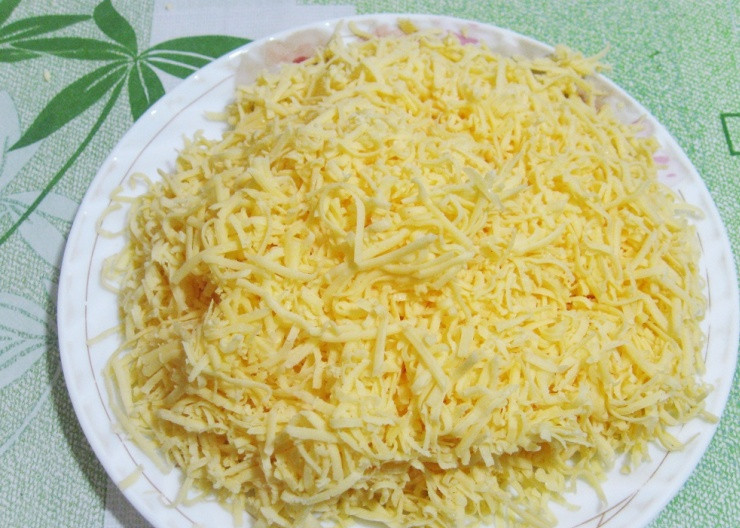 1. Этап. Рулет из лаваша с консервированной рыбой: Трем сыр на крупной терке.