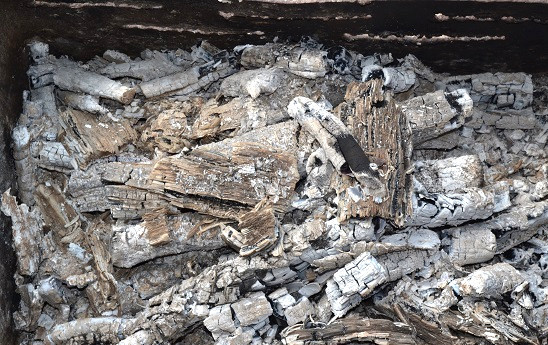 1. Этап. Шашлык с розмарином: Когда мангал готов, нанизайте мясо на шампуры.