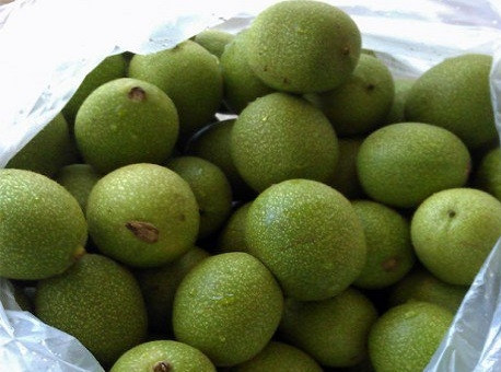 1. Этап. Варенье из зеленых орехов: 1. Для начала нужно собрать зеленые орехи. Они должны быть молодыми и по размеру где-то между очень крупной маслиной и очень маленьким яйцом.