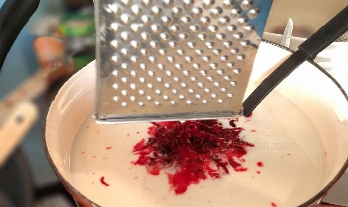 1. Этап. Вкусный Свекольник: 3. В большую кастрюлю налейте кефир, очистите свеклу и натрите ее на крупной терке в кефир.