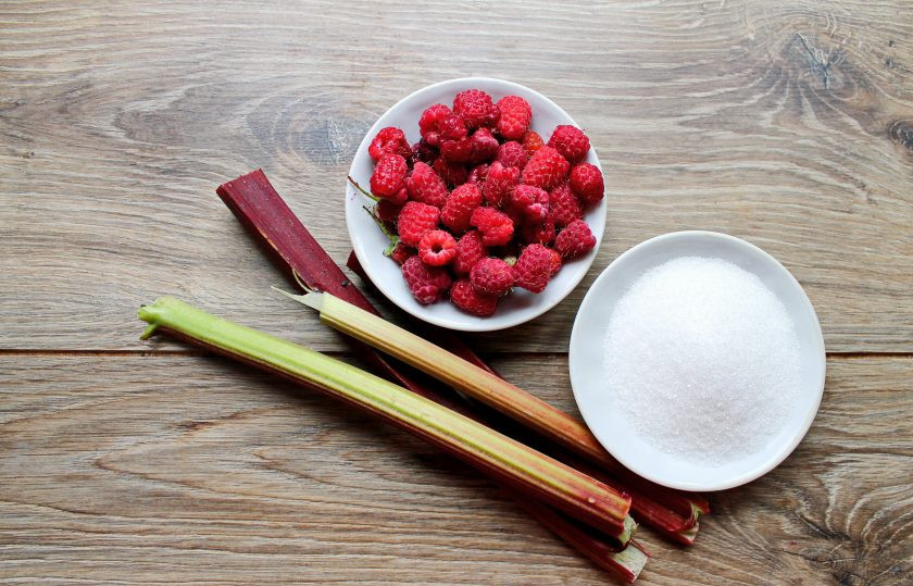 1. Этап. Варенье из малины и ревеня: Подготовьте все необходимые ингредиенты для приготовления варенья из малины с ревенем. Ягоды малины переберите, сполосните и дайте полностью стечь воде.