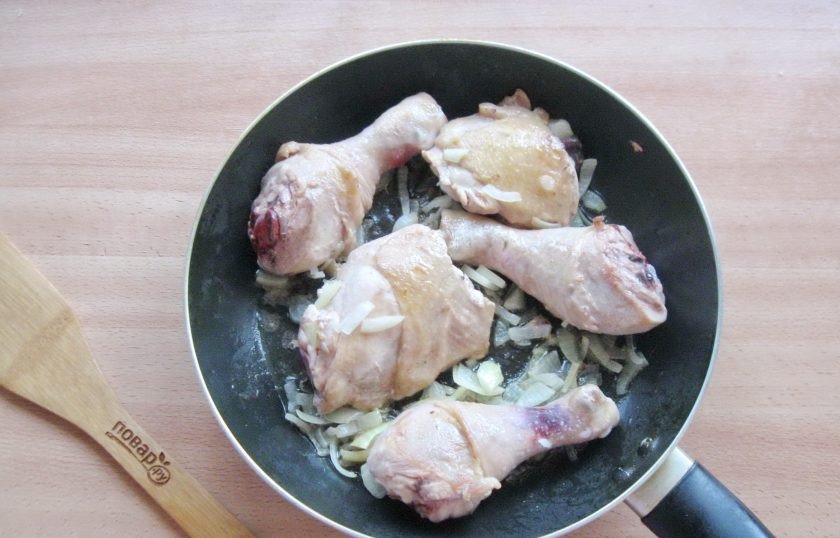 1. Этап. Курица в красном соусе: 5-6 минут обжаривайте лук с курицей, периодически перемешивая. Сильно зажаривать лук не нужно, он должен стать прозрачным.