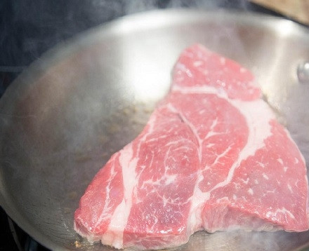 1. Этап. Макароны с мясом и овощами: Разогреваем сковороду с двумя ложками масла и обжариваем на большом огне кусок мяса целиком до красивой румяной корочки.