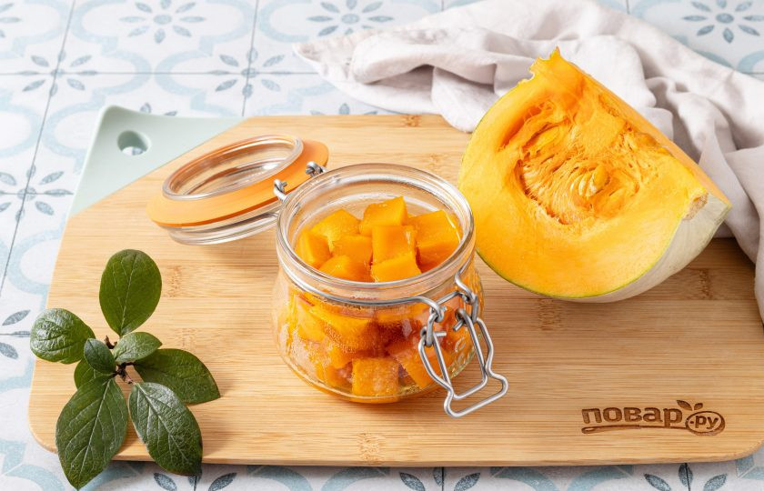 1. Этап. Тыква в сиропе: Разложите готовую тыкву по чистым стерилизованным баночкам.