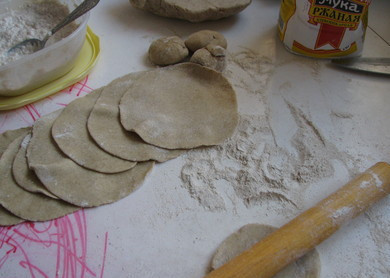 1. Этап. Бурятские шаньги: 4. В качестве начинки в данном случае используется крупа, залитая также на ночь кислым молоком со щепоткой соли. На следующий день можно разделить тесто на небольшие шарики, каждый из которых нужно довольно тонко раскатать.