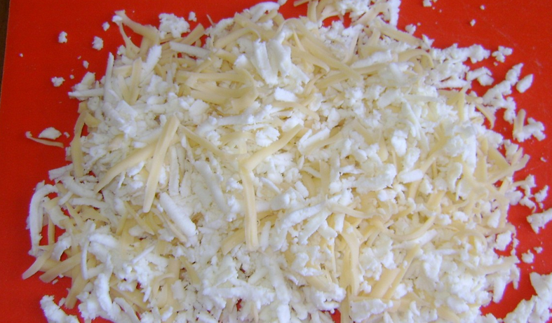 1. Этап. Ачма с брынзой: На крупной терке натрите брынзу и твердый сыр. Перемешайте оба сыра.