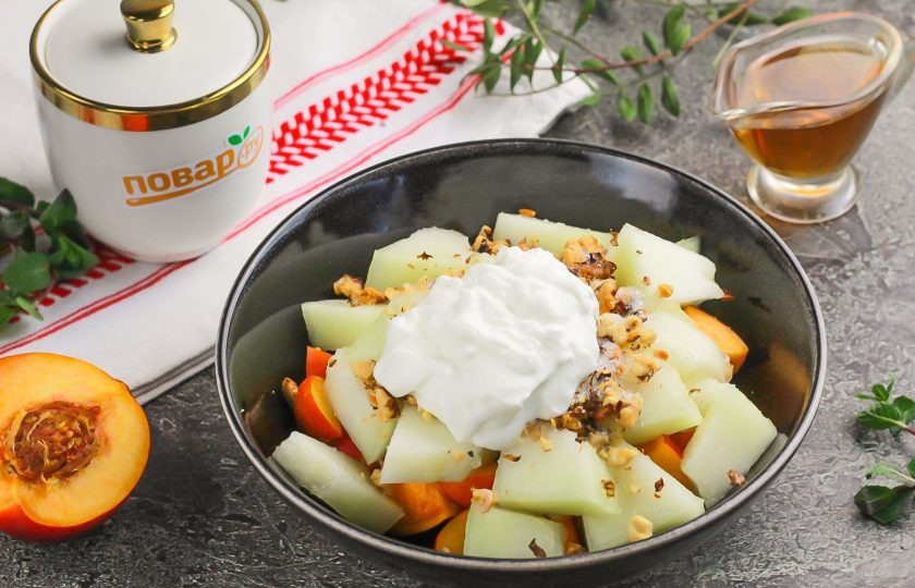 1. Этап. Фруктовый салат с дыней и нектаринами: Выложите сметану любой жирности или фруктовый, ягодный йогурт.