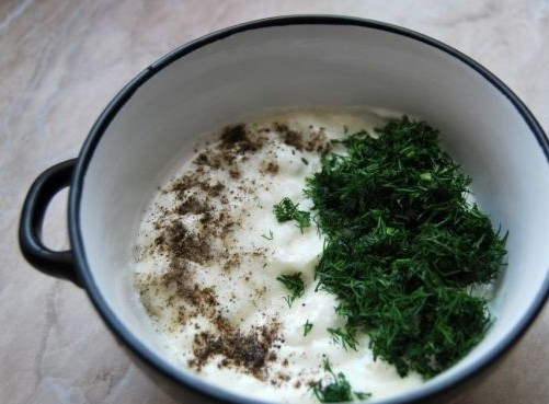 1. Этап. Семга запеченная с картофелем: В отдельной посуде смешиваем сметану, измельченный укроп, соль и черный молотый перец.