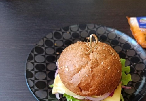 1. Этап. Чизбургер с копченой рулькой и соусом Спайси: Закрыть второй половиной булочки, смазанной соусом Спайси. Скрепить шпажкой для подачи.