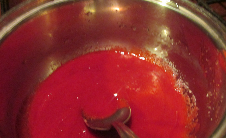 1. Этап. Курочка под соусом: Малину перебираем и промываем, затем измельчаем в блендере в пюре. Протираем пюре через сито и перекладываем в кастрюльку. Кладем соль и сахар по вкусу, доводим на медленном огне до кипения, постоянно помешивая.