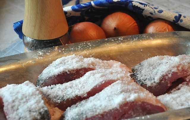 1. Этап. Жерех: 2. Не удаляйте кости и не снимайте кожу у рыбы. Нарежьте рыбку небольшими кусочками. Выложите ее в миску и засыпьте солью, если не получается в один слой, а несколько, тогда каждый слой просаливайте хорошенько. Оставьте при комнатной температуре на 3-4 часа.