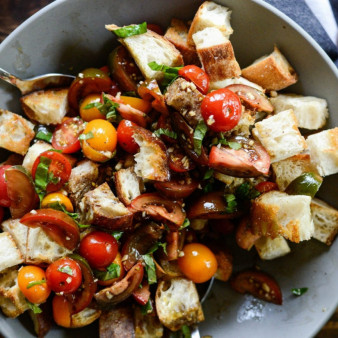 Салат из хлеба и помидоров