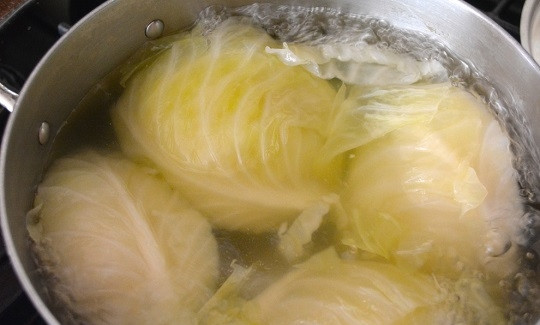 1. Этап. Вареная капуста: 2. В кипящую воду добавьте соль и выложите капусту. Уберите огонь до минимума и варите около часа.