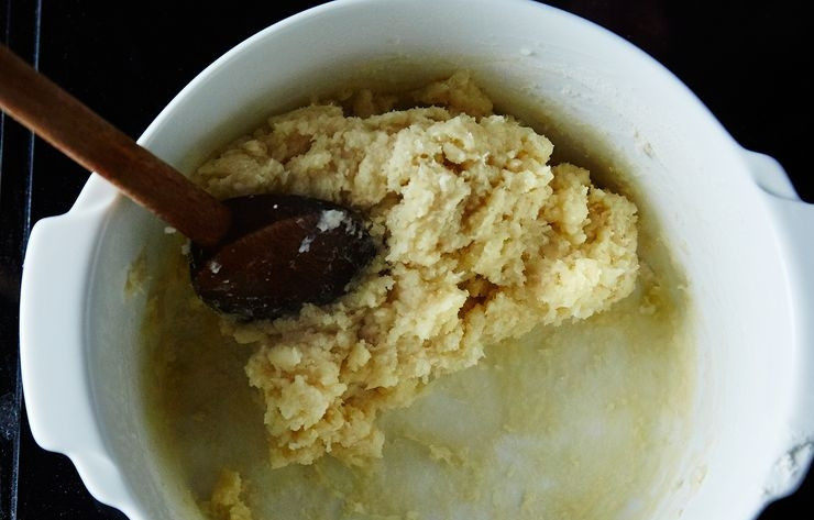 1. Этап. Пончики из заварного теста: 3. Заварите тесто, снимите с огня и чуточку остудите.