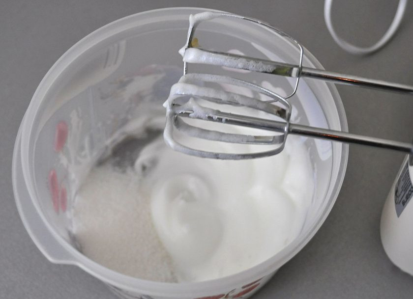 1. Этап. Пропитка для кулича: Добавьте оставшийся сахар и взбейте до стойких пиков.