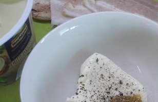 1. Этап. Бутерброд с запеченным перцем: Смешать сливочный плавленый сыр с горчицей и свежемолотым черным перцем.