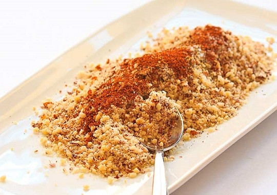 1. Этап. Рыбные палочки в миндальной панировке: 2. Измельченный миндаль соедините с солью и специями, перемешайте.