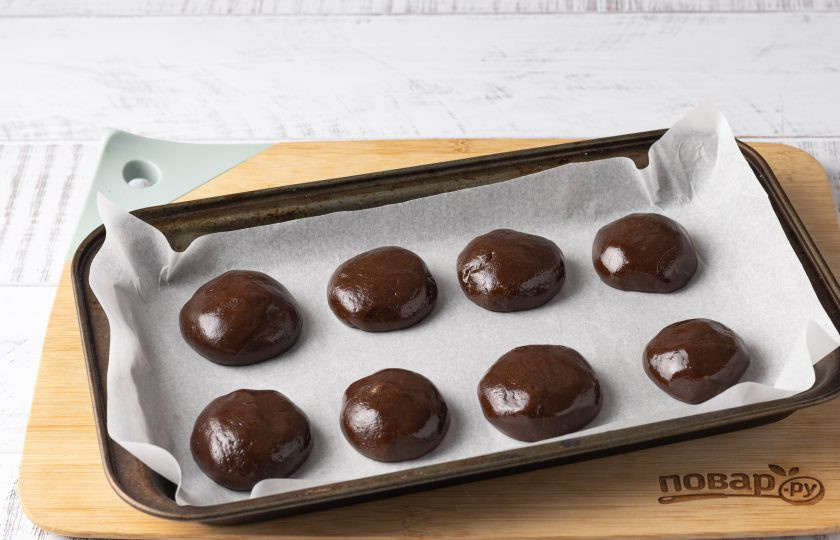 1. Этап. Печенье с кэробом: Сформируйте из теста шарики размером с грецкий орех. Выложите на бумагу для выпечки. Выпекайте печенье в разогретую до 180 градусов и выпекайте около 15-17 минут.