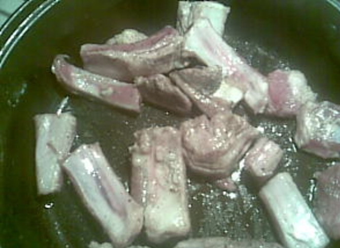 1. Этап. Картофель тушеный с ребрышками: Обжариваем ребрышки на растительном масле до полуготовности, солим и перчим по вкусу.