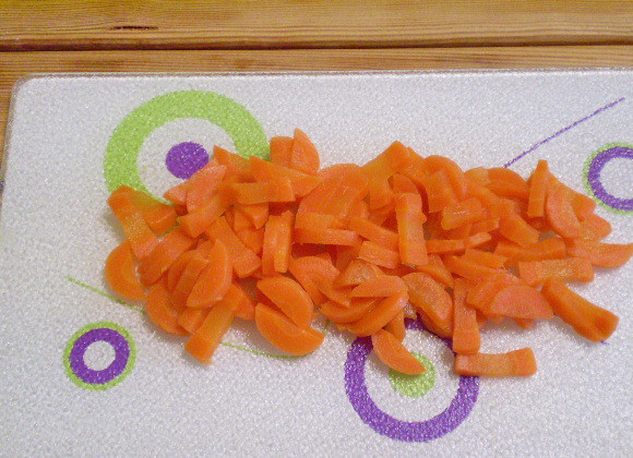 1. Этап. Салат с фасолью и солеными огурцами: 3. Соломкой нарезаем вареную очищенную морковь.