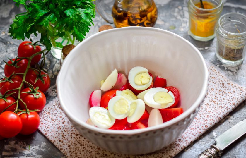 1. Этап. Салат с семгой и перепелиными яйцами: Перепелиные яйца отварите 10 минут в подсоленной воде, после почистите яйца и разрежьте на две половинки, добавьте в салат.