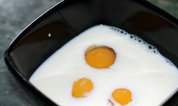 1. Этап. Тесто на кефире для пирожков: 2. В кефир вбиваем яйцо, или несколько, для более 