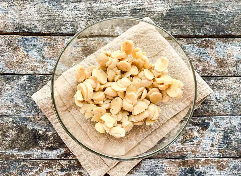 1. Этап. Салат из шампиньонов маринованных: Маринованные грибы нарежьте и выложите в глубокую тарелку.