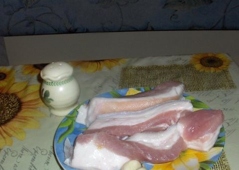 1. Этап. Сало с перцем и чесноком: Подготовим необходимые ингредиенты. Их нужно немного. Сало промыть под проточной водой и высушить бумажным полотенцем.