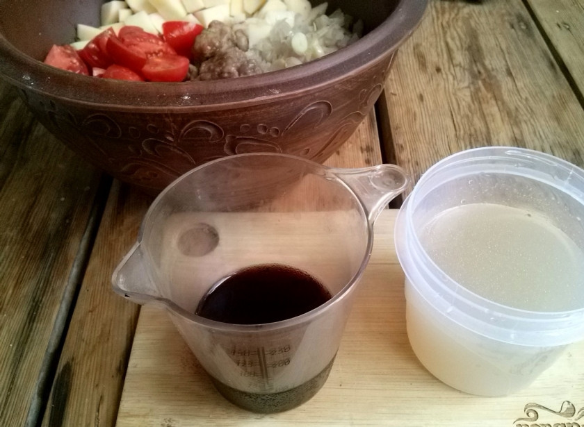 1. Этап. Классический Венгерский гуляш: 7. Налейте красное вино и бульон. Хорошо перемешайте, закройте крышку. Поставьте горшочек в разогретую до 180°С духовку на 2 часа. По истечении часа достаньте кастрюлю, перемешайте всё как следует, а затем поставьте обратно готовиться.