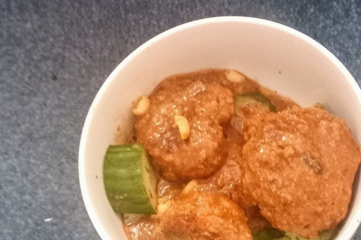 1. Этап. Фрикадельки с арахисовой подливой: Распределить фрикадельки с подливой по блюдам. Подавать с салатом из 