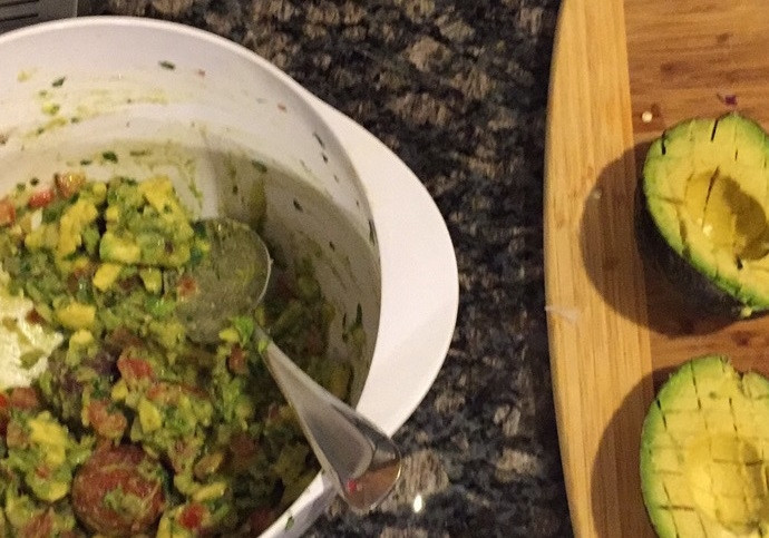 1. Этап. Вкуснейший Гуакамоле: 7. Переложите мякоть из одного авокадо в миску к овощам и специям. Второй авокадо разрежьте и нарежьте мякоть мелко, выложите еще один авокадо в миску и хорошенько смешайте.