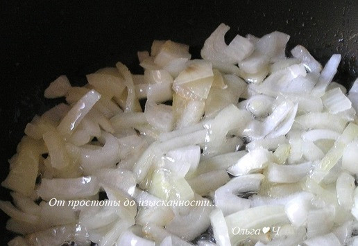 1. Этап. Рагу из баклажанов с оливками: На растительном масле обжарьте нарезанный лук до прозрачности.