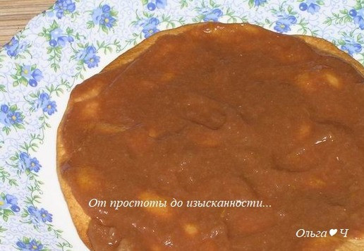 1. Этап. Постный шоколадный торт а-ля Наполеон: Первый корж уложите на тарелку для подачи, смажьте кремом