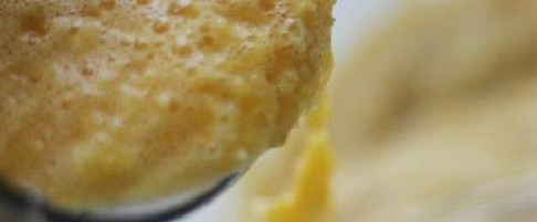 1. Этап. Апельсиновый пирог в мультиварке: Влейте апельсиновый сок, не переставая перемешивать ингредиенты.