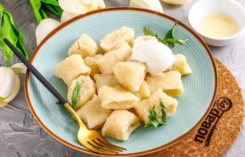 1. Этап. Ленивые вареники в мультиварке: Затем выложите их на тарелку с помощью шумовки, подайте с медом, растопленным сливочным маслом или сметаной. Дети больше всего любят такое блюдо в подаче с мороженым.