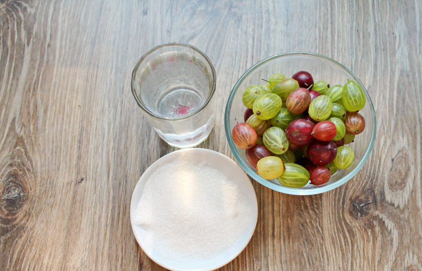 1. Этап. Настойка из крыжовника: Подготовьте все необходимые ингредиенты для приготовления настойки из крыжовника. Ягоды переберите, вымойте и дайте воде полностью стечь. Удалите у ягод хвостики.