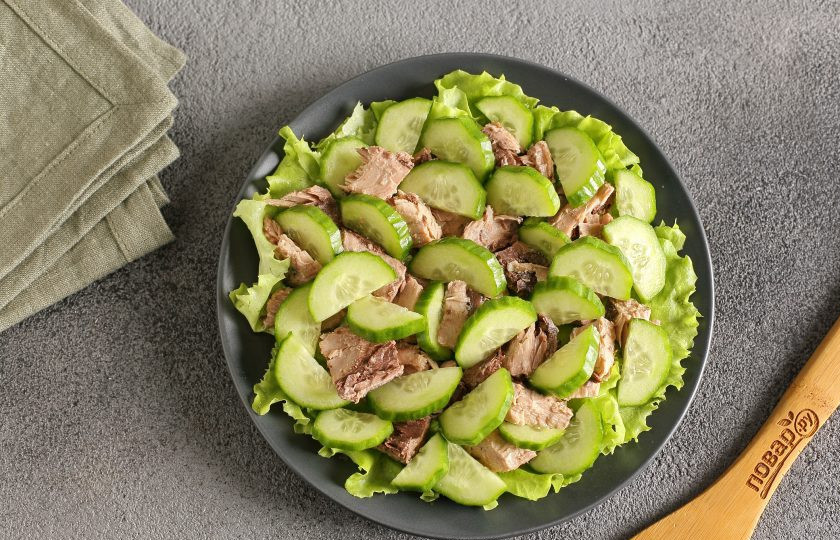 1. Этап. Рыбный диетический салат: Нарежьте огурец и добавьте в салат.