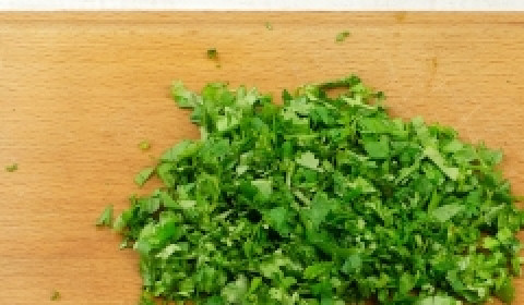 1. Этап. Ткемалевый соус: Кинзу промываем и мелко нарезаем.