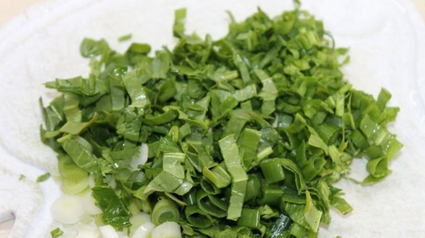 1. Этап. Суп со щавелем и крапивой: Всю зелень промойте и измельчите.