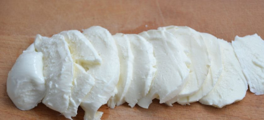 1. Этап. Итальянский салат Пармиджано: Нарежьте тонкими ломтиками моцареллу.