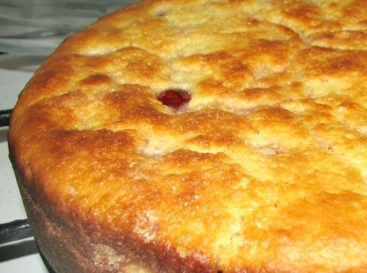 1. Этап. Дрожжевой пирог с вишней: Отправляем пирог в разогретую до 180 градусов духовку на 30-40 минут. Но смотрите по своей духовке, пирог должен быть с золотой корочкой. Дайте ему немного остыть — и подавайте к чаю.