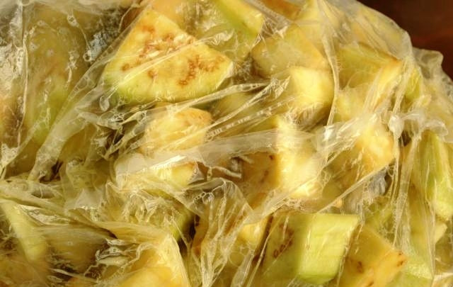 1. Этап. Баклажаны с шампиньонами: Взбитыми яйцами заливаем находящиеся в полиэтиленовом пакете баклажаны. Хорошенько смешиваем баклажаны с яичной смесью, завязываем пакет и отправляем его в холодильник хотя бы на 1 час.