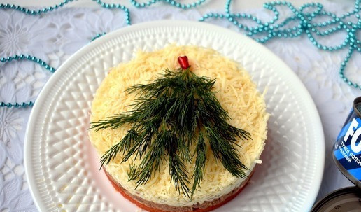 1. Этап. Слоеный салат с консервированным тунцом Елочка: Украшаем салат веточками укропа, стараемся из них изобрать елочку. Салат готов.