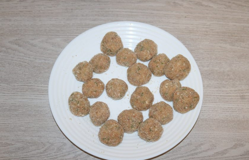1. Этап. Фишболы: Из фарша скатайте маленькие шарики, обваляйте их в сухарях.