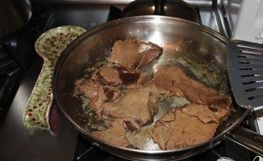 1. Этап. Жареная говяжья печенка с горчицей: 3. В сковородке с толстым дном разогреть оба вида масла. Быстро обжарьте кусочки печени в один слой до приобретения золотистого оттенка. Прямо на сковородке обмажьте кусочки с каждой стороны горчицей и жарьте еще несколько минут до готовности.