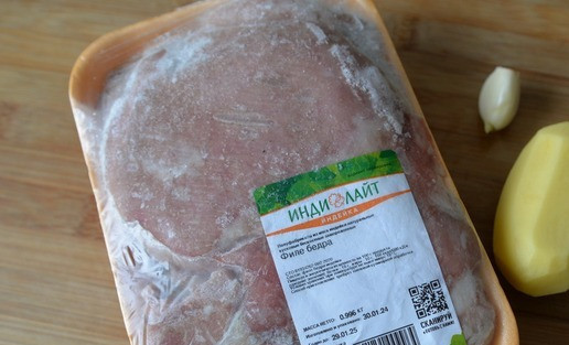 1. Этап. Густая похлёбка с фрикадельками и шпинатом: Если у вас есть готовый фарш из индейки, то к фаршу добавляем тёртый на мелкой тёрке картофель и чеснок. Если фарша нет, то готовим фарш из филе индейки. У меня филе бедра индейки Индилайт. Перекручиваем филе индейки, чеснок и картофель.