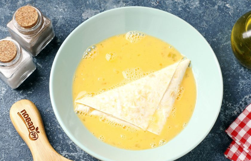 1. Этап. Конвертики из лаваша с варёными яйцами и сметаной: Взбейте оставшиеся два яйца с щепоткой соли и поочерёдно окуните в яичную смесь наши заготовки.