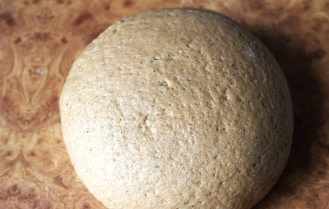 1. Этап. Пряники на пасху: Вмешайте муку с содой и какао, замесите тесто и оставьте его в холодильнике на ночь.