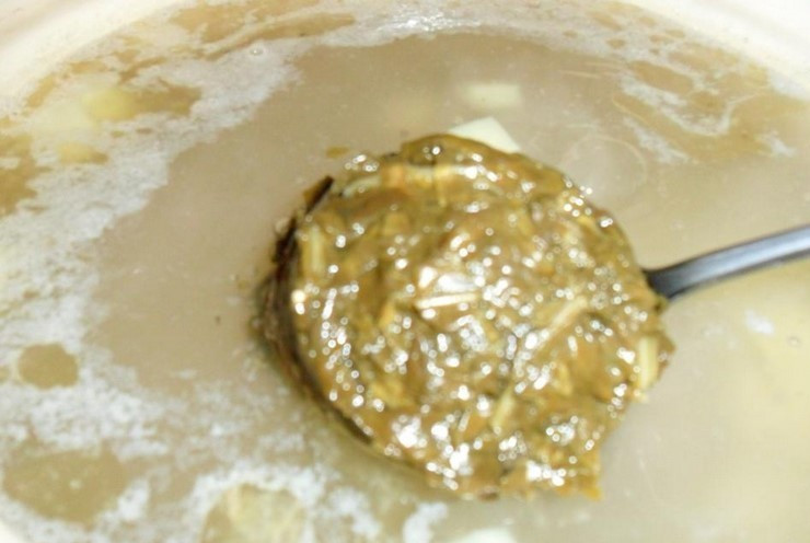 1. Этап. Борщ с капустой и щавелем: 3. Когда лук станет прозрачным, морковь - румяной, а сало превратится в шкварки, добавим зажарку в бульон, также сюда отправим щавель, капусту и соль. На небольшом огне варим еще примерно 15 минут.